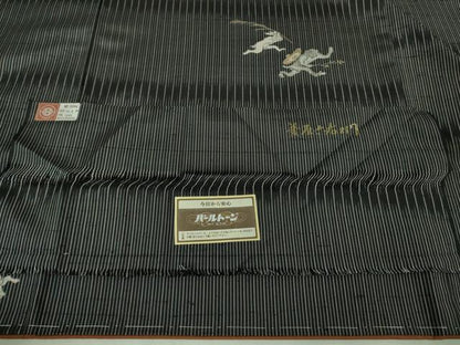平和屋着物●極上　京の名門・菱屋六右ェ門　紬　鳥獣戯画　黒地　反端付き　逸品　未使用　DZAB2817kh6