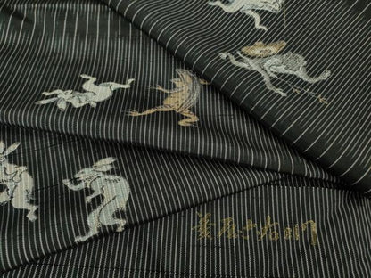 平和屋着物●極上　京の名門・菱屋六右ェ門　紬　鳥獣戯画　黒地　反端付き　逸品　未使用　DZAB2817kh6