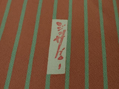 平和屋着物●極上　世界的人形師　辻村寿三郎　ジュサブロー　小紋　間道　紅樺色×薄青色　鬼しぼ縮緬　逸品　未使用　DZAB3018kh6