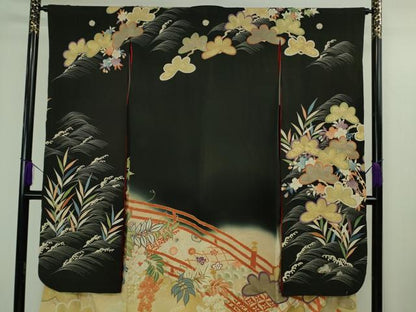 平和屋着物●極上　アンティーク　大正ロマン　振袖　駒刺繍　渡橋花松文　暈し染め　黒地　金彩　逸品　DZAB3030kh6