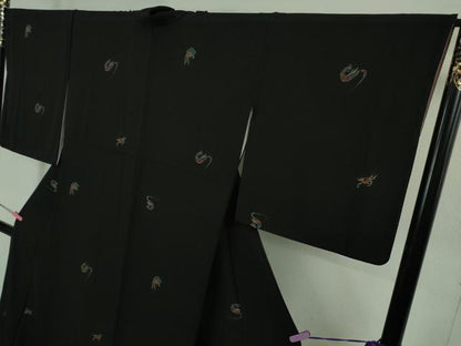 平和屋着物●極上　伝統工芸品　民芸草木　小紋　海老　蟹　魚　黒地　金彩　反端付き　逸品　DZAB3038kh6