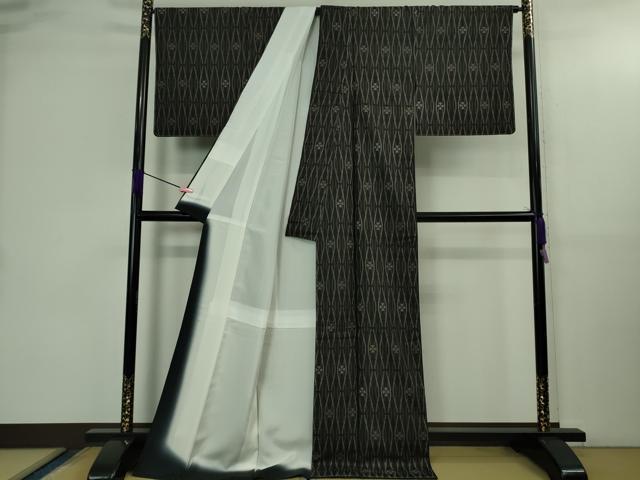 平和屋着物●極上　本場大島紬 7マルキ 古代染色純泥染　網目花文　西村絹織物謹製　黒地　ロング丈　証紙付き　逸品　未使用　DZAB3045kh6