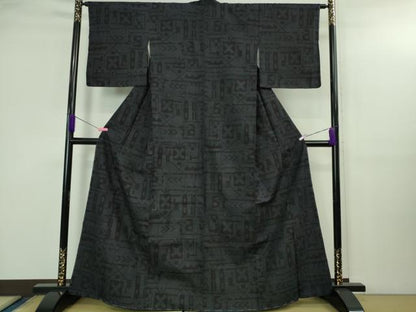 平和屋着物●極上　本場結城紬　重要無形文化財　100亀甲　幾何学文様　濃紺地　逸品　未使用　DZAB3048kh6