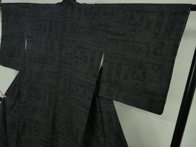 平和屋着物●極上　本場結城紬　重要無形文化財　100亀甲　幾何学文様　濃紺地　逸品　未使用　DZAB3048kh6