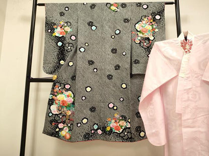平和屋本店[]極上　七五三　女の子　7歳　祝着・襦袢(半衿刺繍)セット　刺繍　絞り　花車　黒地　金銀糸　逸品　DZAB3239kh6