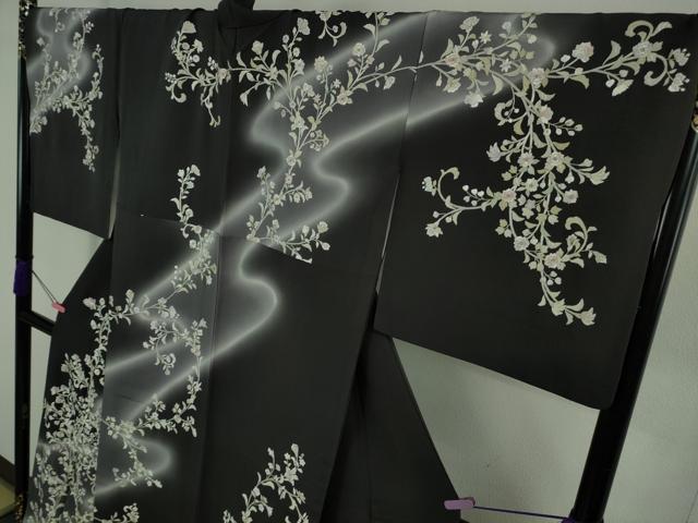 平和屋本店●極上　訪問着　総手刺繍　草花文　暈し染め　黒紅色地　銀糸　逸品　DZAB3297kh6