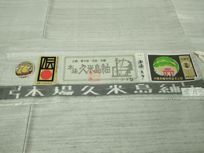 平和屋本店●希少　重要無形文化財 本場久米島紬 ゆうな染 手織 草木染 泥染 油崎キク作 色無地　白梅鼠色　証紙付き　逸品　DZAB3444kh6