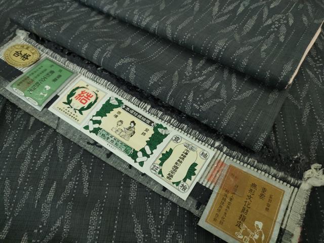 平和屋本店●極上 本場結城紬 重要無形文化財 本場結城紬技術保持者 野村半平 100亀甲 飛び亀甲柄 枝葉文 褐色地 証紙付き 逸品DZAB3762kh6