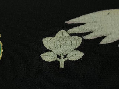 平和屋本店▽極上 アンティーク 単衣 大正ロマン 振袖 駒刺繍 飛鶴文 暈し染め 黒地 金彩 逸品 DZAB3827kh6