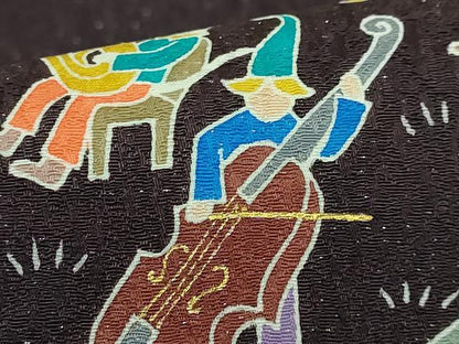 平和屋着物●極上　東京手描き友禅作家　染谷洋　九寸名古屋帯　音楽隊　小人　ネズミ　金彩　銀通し地　黒鳶色地　逸品　DZAB3970kh6
