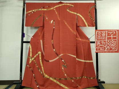 平和屋本店●極上　創業460年・千總　訪問着　駒刺繍　鬘帯宝尽くし花文　蘇芳色地　金彩　逸品　DZAB4007kh6