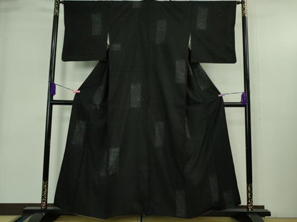 平和屋本店●極上　本場結城紬　重要無形文化財　160亀甲　飛び亀甲柄　花唐草文　黒地　逸品　DZAB4077kh6