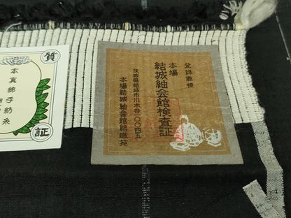 平和屋着物●極上　本場結城玉紬　80亀甲　飛び亀甲柄　舞桜丸文　黒地　やまと誂製　証紙付き　逸品　未使用　DZAB4081kh6