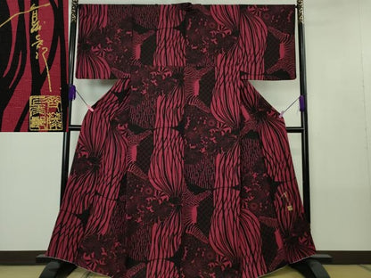 平和屋本店●極上　キモノデザイナー　斉藤上太郎　小紋　草花飛鶴シルエット　濃紅色地　反端付き　逸品　DZAB4420kh6