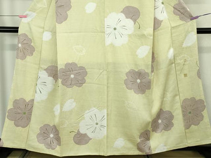 平和屋着物●極上　美空ひばり　小紋　お召地　リンゴ　林檎　舞花文　手描き　女郎花色地　金彩　逸品　未使用　DZAB4428kh6