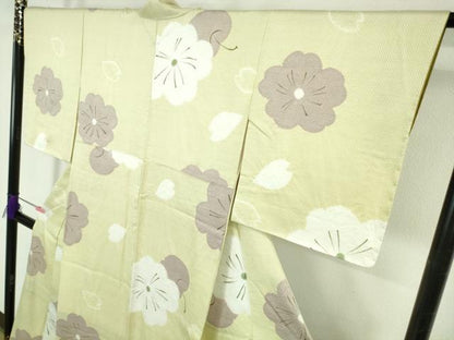 平和屋着物●極上　美空ひばり　小紋　お召地　リンゴ　林檎　舞花文　手描き　女郎花色地　金彩　逸品　未使用　DZAB4428kh6