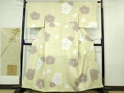 平和屋着物●極上　美空ひばり　小紋　お召地　リンゴ　林檎　舞花文　手描き　女郎花色地　金彩　逸品　未使用　DZAB4428kh6