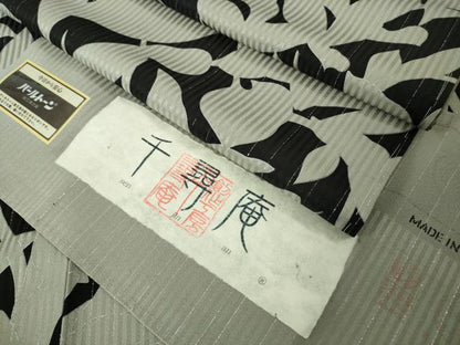 平和屋着物●極上　小紋　千尋庵　草花シルエット　黒地　銀糸　伊と幸　反端付き　逸品　未使用　DZAB4437kh6