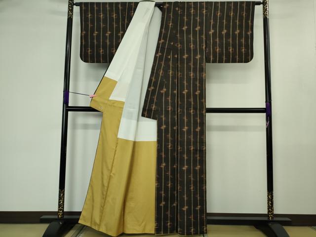 平和屋本店●極上　国指定重要無形文化財　本場久米島紬　手織　草木染　泥染　三越扱い　反端付き　逸品　DZAB4471kh6