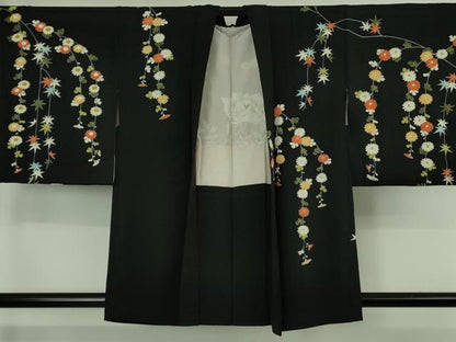 平和屋着物∞極上　羽織　枝垂れ菊楓文　黒地　金彩　羽織紐付き　逸品　DZAB4638kh6