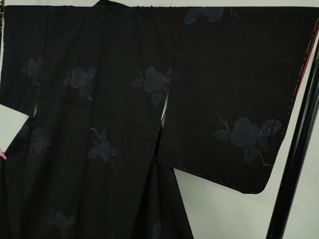 平和屋着物●極上　本場結城紬　重要無形文化財　80亀甲　飛び亀甲柄　椿　黒地　証紙付き　逸品　未使用　DZAB4651kh6