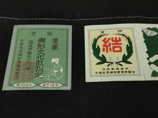 平和屋着物●極上　本場結城紬　重要無形文化財　80亀甲　飛び亀甲柄　椿　黒地　証紙付き　逸品　未使用　DZAB4651kh6