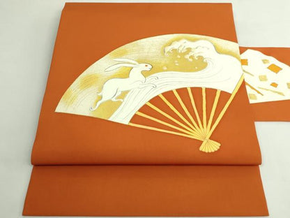 平和屋本店●極上　銀座　志ま亀　塩瀬　九寸名古屋帯　手描き　刺繍　扇子　白兎　朱色地　金糸　たとう紙付き　逸品　DZAB4810kh6