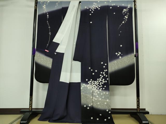 平和屋着物●極上 史上初の女性友禅師 京都府伝統産業優秀技術者 京の名工 岡山武子 振袖 枝垂れ桜 鉄紺色 暈し染め 銀彩 逸品 DZAB4855kh6