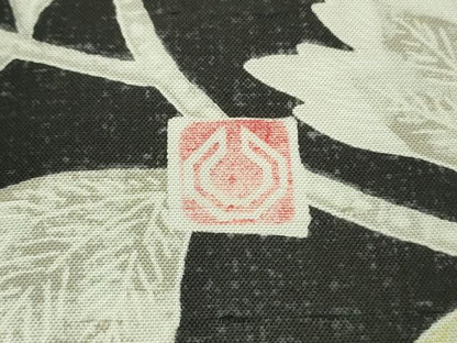 平和屋本店●極上　石川県指定無形文化財　牛首紬　白山工房　手織り　花唐草文　黒地　証紙付き　逸品　DZAB4991kh6