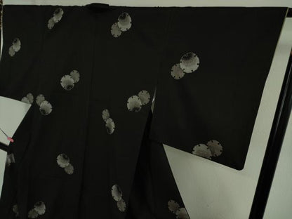 平和屋着物●極上　本場大島紬　9マルキ　地空　雪輪重ね　黒地　逸品　DZAB5102kh6