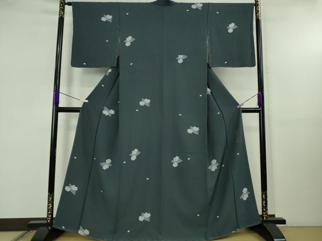 平和屋着物●極上　世界的人形師　辻村寿三郎　ジュサブロー　小紋　花筏　青褐色地　鬼しぼ縮緬　逸品　未使用　DZAB5424kh6