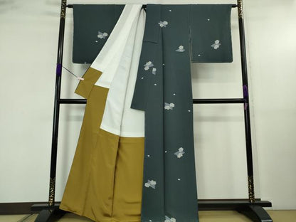 平和屋着物●極上　世界的人形師　辻村寿三郎　ジュサブロー　小紋　花筏　青褐色地　鬼しぼ縮緬　逸品　未使用　DZAB5424kh6