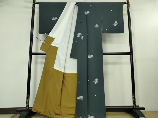 平和屋着物●極上　世界的人形師　辻村寿三郎　ジュサブロー　小紋　花筏　青褐色地　鬼しぼ縮緬　逸品　未使用　DZAB5424kh6