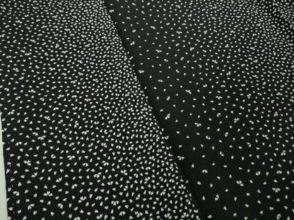 平和屋着物●極上　小紋　舞桜　黒地　鬼しぼ縮緬　逸品　DZAB5663kh6