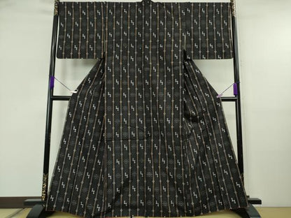 平和屋着物●極上　本場琉球絣　紬　黒地　伊勢丹扱い　逸品　DZAB5682kh6