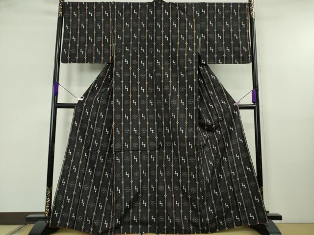 平和屋着物●極上　本場琉球絣　紬　黒地　伊勢丹扱い　逸品　DZAB5682kh6