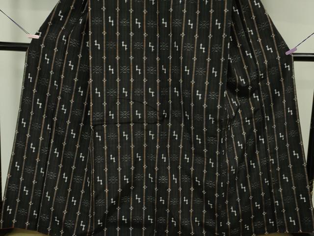 平和屋着物●極上　本場琉球絣　紬　黒地　伊勢丹扱い　逸品　DZAB5682kh6
