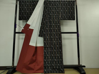 平和屋着物●極上　本場琉球絣　紬　黒地　伊勢丹扱い　逸品　DZAB5682kh6