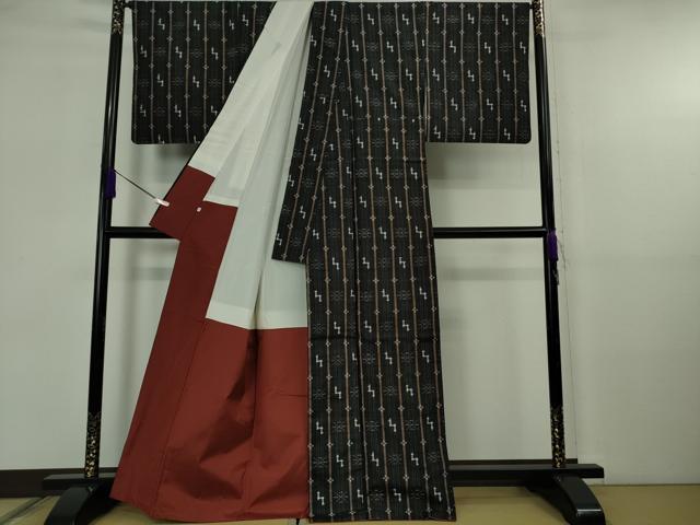 平和屋着物●極上　本場琉球絣　紬　黒地　伊勢丹扱い　逸品　DZAB5682kh6