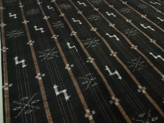 平和屋着物●極上　本場琉球絣　紬　黒地　伊勢丹扱い　逸品　DZAB5682kh6