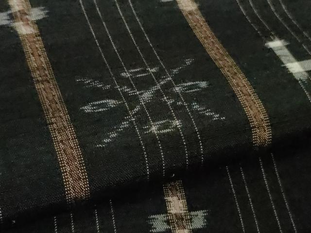 平和屋着物●極上　本場琉球絣　紬　黒地　伊勢丹扱い　逸品　DZAB5682kh6