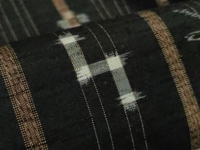 平和屋着物●極上　本場琉球絣　紬　黒地　伊勢丹扱い　逸品　DZAB5682kh6