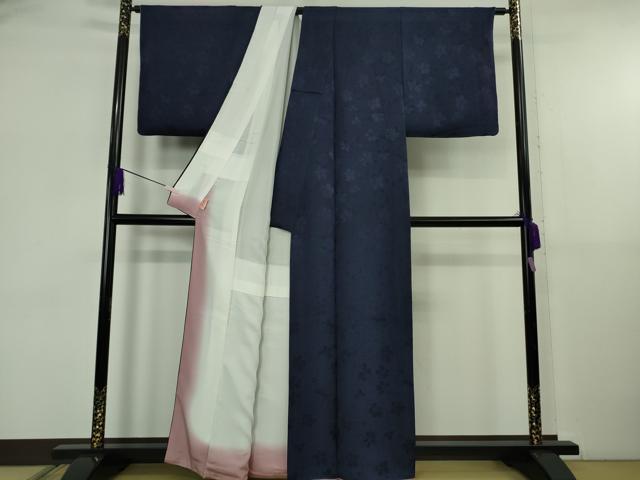 平和屋着物●極上 山口美術織物 皇室 伊勢神宮御用 西陣織 色無地 本草木藍染 染色作家:山田徹染 花地紋 濃藍色 反端付き 逸品 DZAB5834kh6