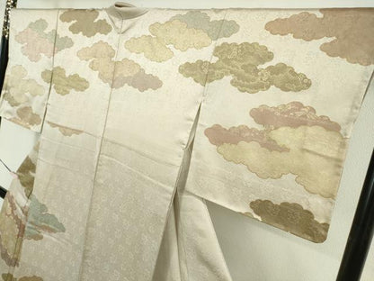 平和屋本店●極上　皇室献上作家　藤井寛　訪問着　駒刺繍　雲重ね　灰桜色地　金彩　逸品　未使用　DZAB5863kh6