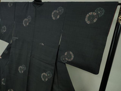 平和屋本店●極上　本場結城紬　重要無形文化財　100亀甲　飛び亀甲柄　井上商事謹製　源治車　青褐色地　証紙付き　逸品　DZAB5920kh6
