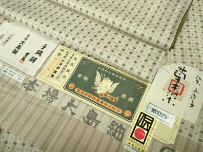 平和屋本店●極上　東郷織物謹製　本場大島紬　草木染　小絣入り全面ポツ絣　新村スミ子作　正絹　証紙付き　逸品　DZAB6061kh6