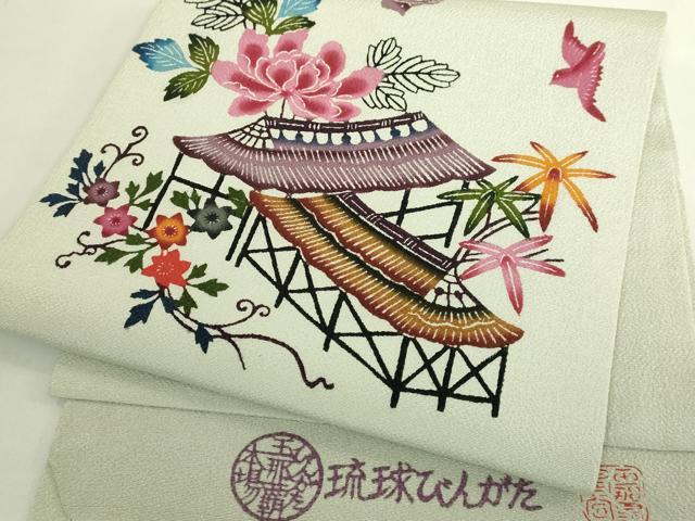 平和屋本店●極上　人間国宝　玉那覇有公　本場琉球紅型　九寸開き名古屋帯　風景花鳥文　薄い山葵色地　鬼しぼ縮緬　逸品　DZAB6256kh6