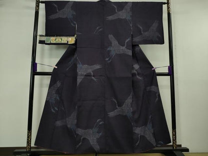 平和屋着物●極上　本場結城紬　重要無形文化財　100亀甲　飛び亀甲柄　飛鶴文　鉄紺色地　証紙付き　逸品　DZAB6536kh6