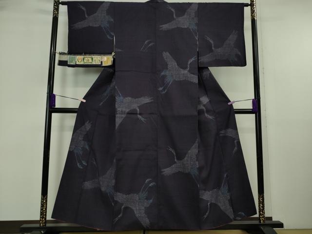 平和屋着物●極上　本場結城紬　重要無形文化財　100亀甲　飛び亀甲柄　飛鶴文　鉄紺色地　証紙付き　逸品　DZAB6536kh6
