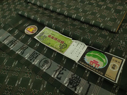 平和屋本店●極上　本場琉球　南風原花織　手織　紬　大城トヨ作　黒緑色地　証紙付き　逸品　DZAB6571kh6
